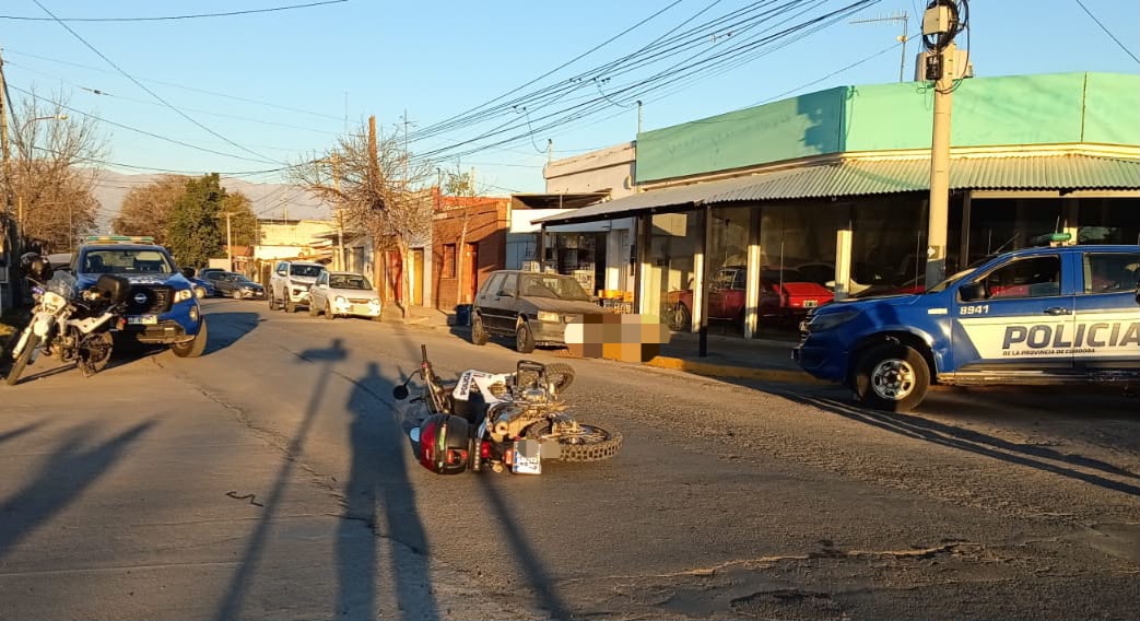 Parte policial: una agente resultó herida en un choque y hubo dos detenidos por hechos de violencia familiar